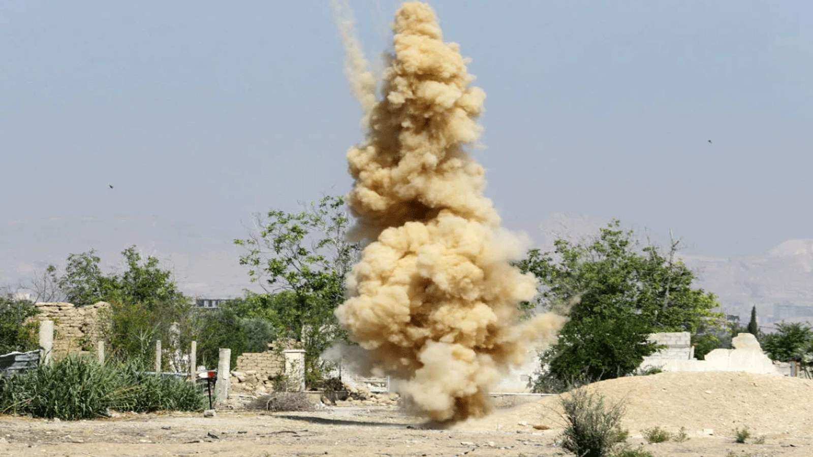 انفجار استفزاز خلال مشاركة جنود سوريين في دورة تدريبية لإزالة الأسلحة غير المنفجرة وإبطال مفعولها، في ريف العاصمة دمشق. 19 يونيو\حزيران 2022 