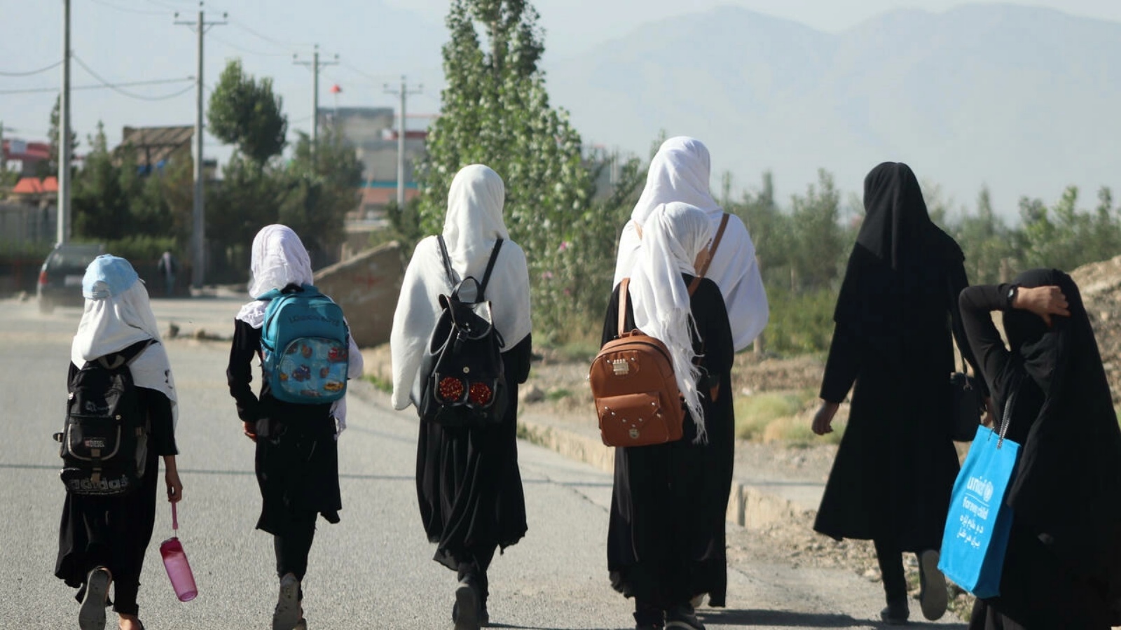 طالبات أفغانيات يسرن إلى المدرسة في غارديز