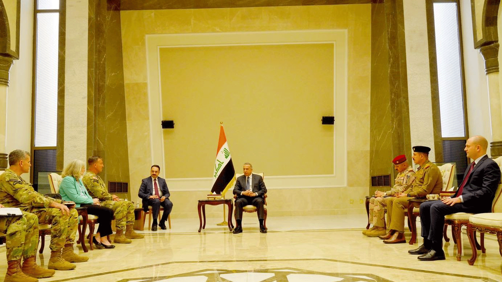 الكاظمي مجتمعاً في بغداد الخميس 8 أيلول\سبتمبر 2022 مع قائد القيادة المركزية الأميركية الوسطى الجنرال مايكل كوريلا  (مكتبه)