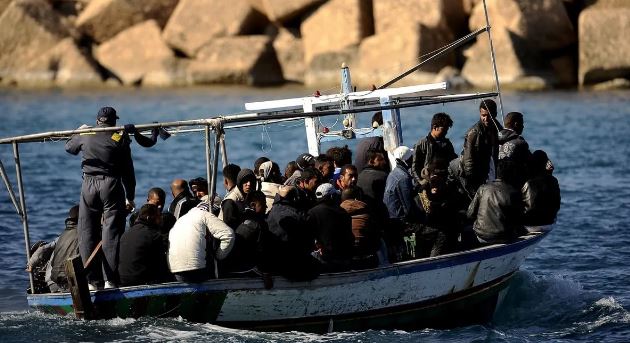 مهاجرون غير شرعيين ينطلقون على متن قارب من سواحل تونس نحو السواحل الأوروبية