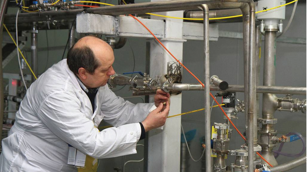 قام مفتش مجهول من الوكالة الدولية للطاقة الذرية بقطع الاتصالات بين المجموعتين التعاقبيتين لإنتاج 20 في المائة من اليورانيوم في محطة الطاقة النووية في نطنز ، جنوب طهران ، إيران ، في 20 يناير 2014