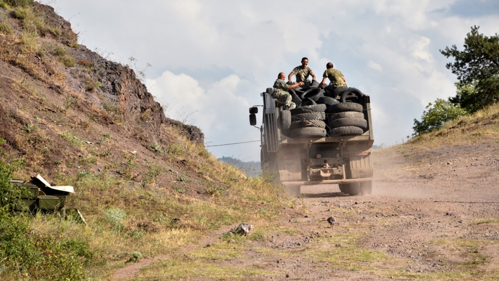 جنود أرمن ينقلون الإطارات المستخدمة في الجزء الخلفي من شاحنة لتحصين مواقعهم على الحدود الأرمنية الأذربيجانية