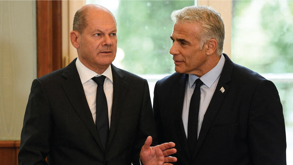 المستشار الألماني أولاف شولتس ورئيس الوزراء الإسرائيلي يائير لبيد، خلال زيارة لبيد إلى برلين في 12 أيلول/سبتمبر 2022