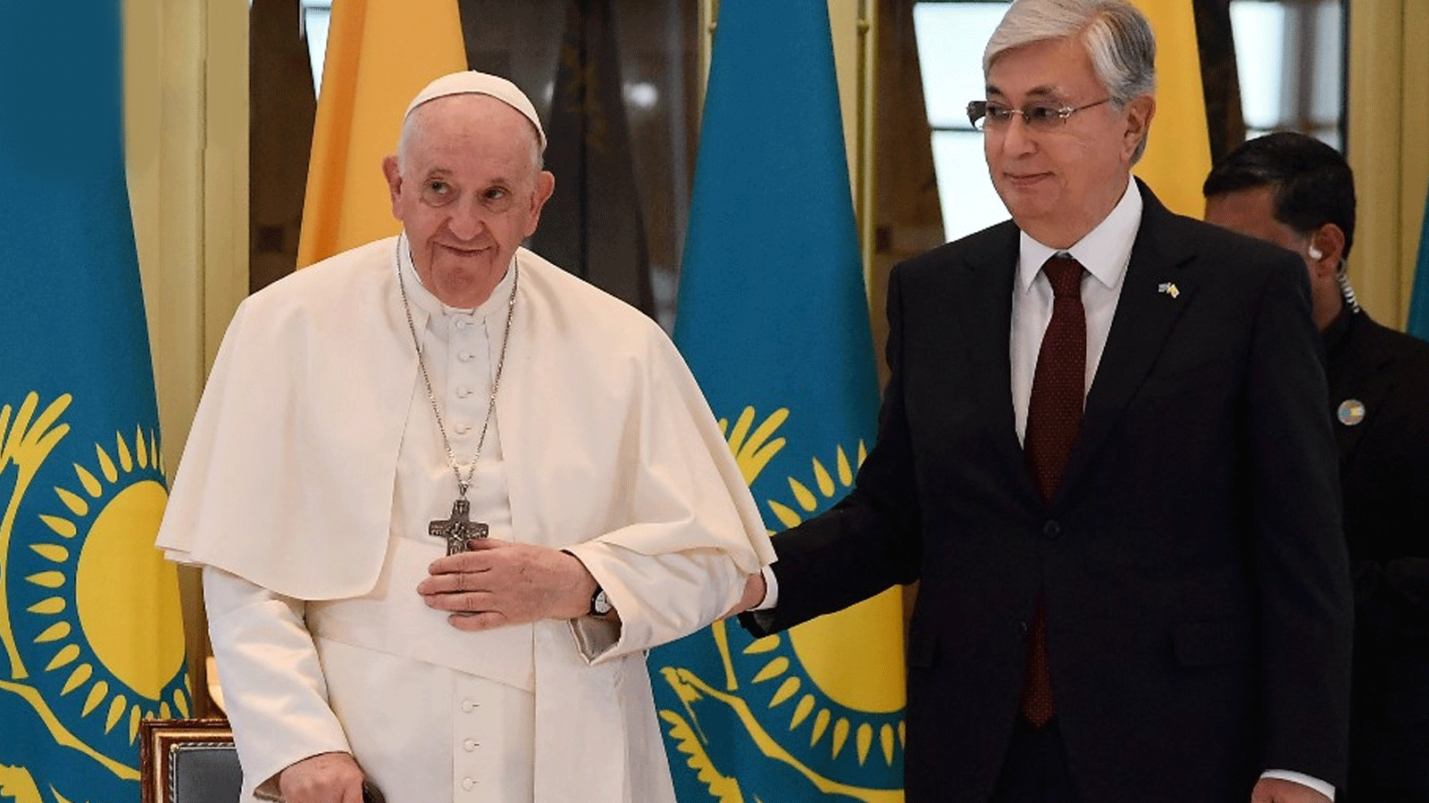 الرئيس الكازخستاني قاسم جومارت كيميلوفيتش توكايف مستقبلاً البابا فرنسيس