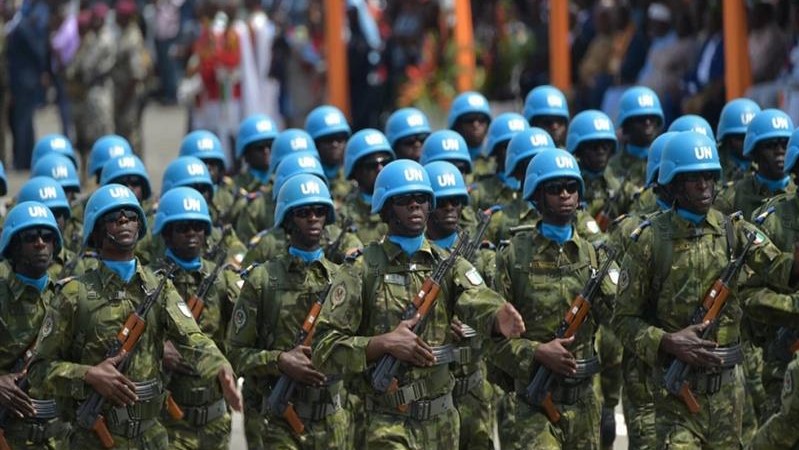 جنود إيفواريون من بعثة الأمم المتحدة لحفظ السلام في مالي يشاركون في احتفالات بمناسبة الذكرى ال59 لاستقلال ساحل العاج عن فرنسا، في 7 أغسطس 2019، في أبيدجان، ساحل العاج