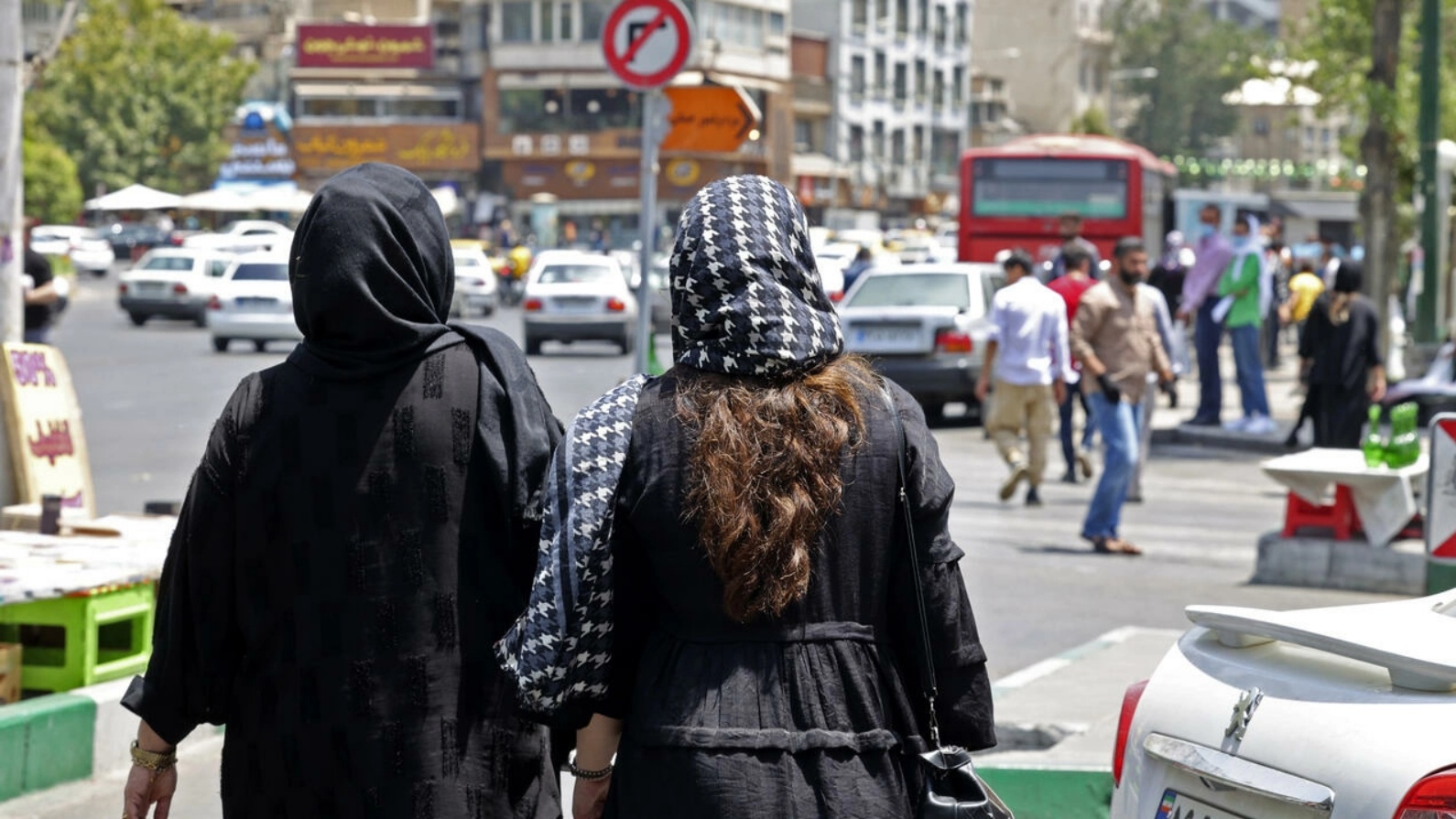 بعد الثورة الإسلامية عام 1979، ألزم القانون جميع النساء بغض النظر عن الجنسية أو المعتقدات الدينية بوضع حجاب يغطي الرأس والرقبة
