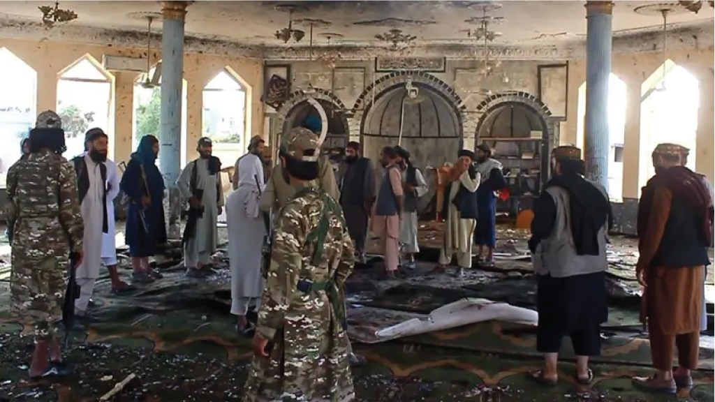 مقاتلو طالبان يحققون داخل مسجد شيعي بعد هجوم انتحاري في قندز في 8 أكتوبر 2021
