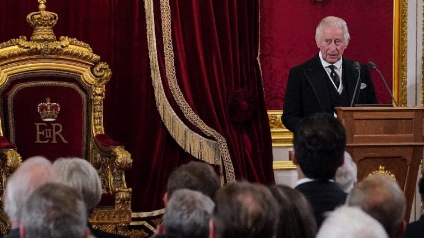 ملك بريطانيا تشارلز الثالث يتحدث خلال اجتماع لمجلس الانضمام في غرفة العرش داخل قصر سانت جيمس في لندن في 10 سبتمبر 2022، لإعلانه ملكًا جديدًا.