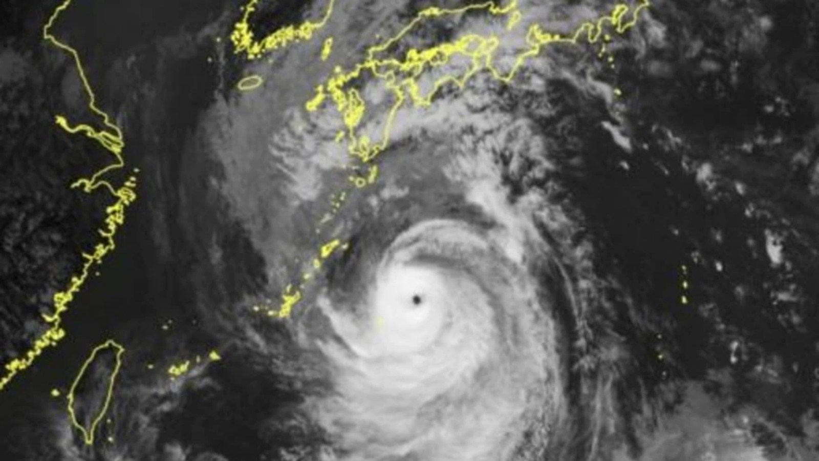 صورة وزعتها في 17 سبتمبر 2022 وكالة الأرصاد الجوية اليابانية للقطة من الأقمار الصناعية للإعصار نانمادول قرب جزر يابانية نائية
