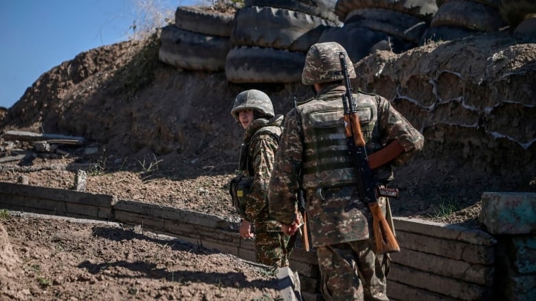 مقاتلان أرمينيان على الحدود مع أذربيجان