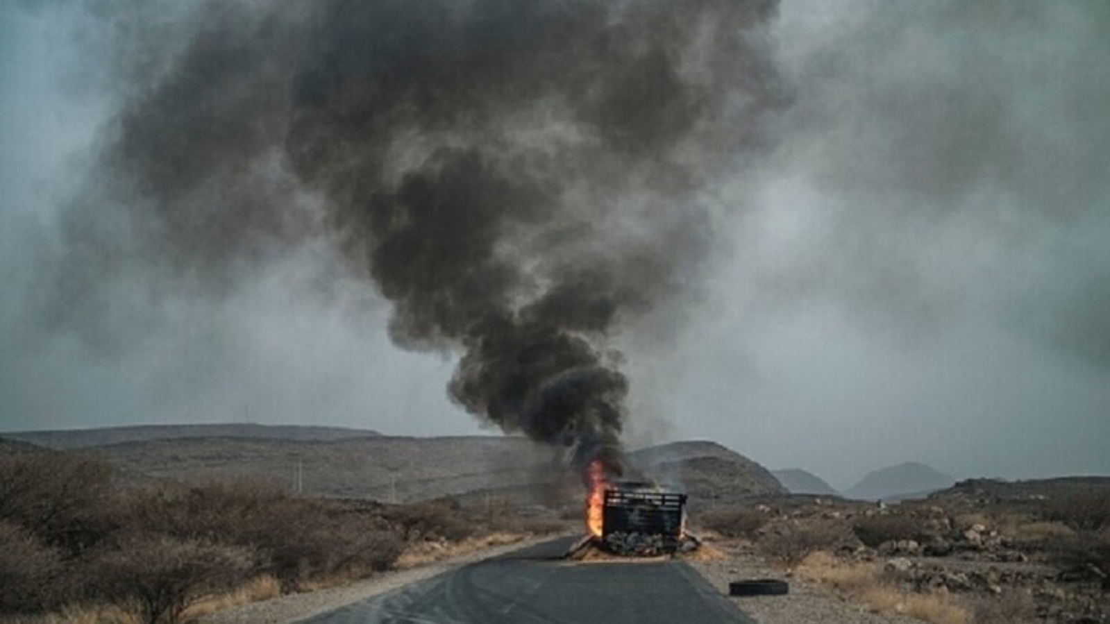 شاحنة محترقة إثر ضربتين جويتين على ميكيلي عاصمة إقليم تيغراي