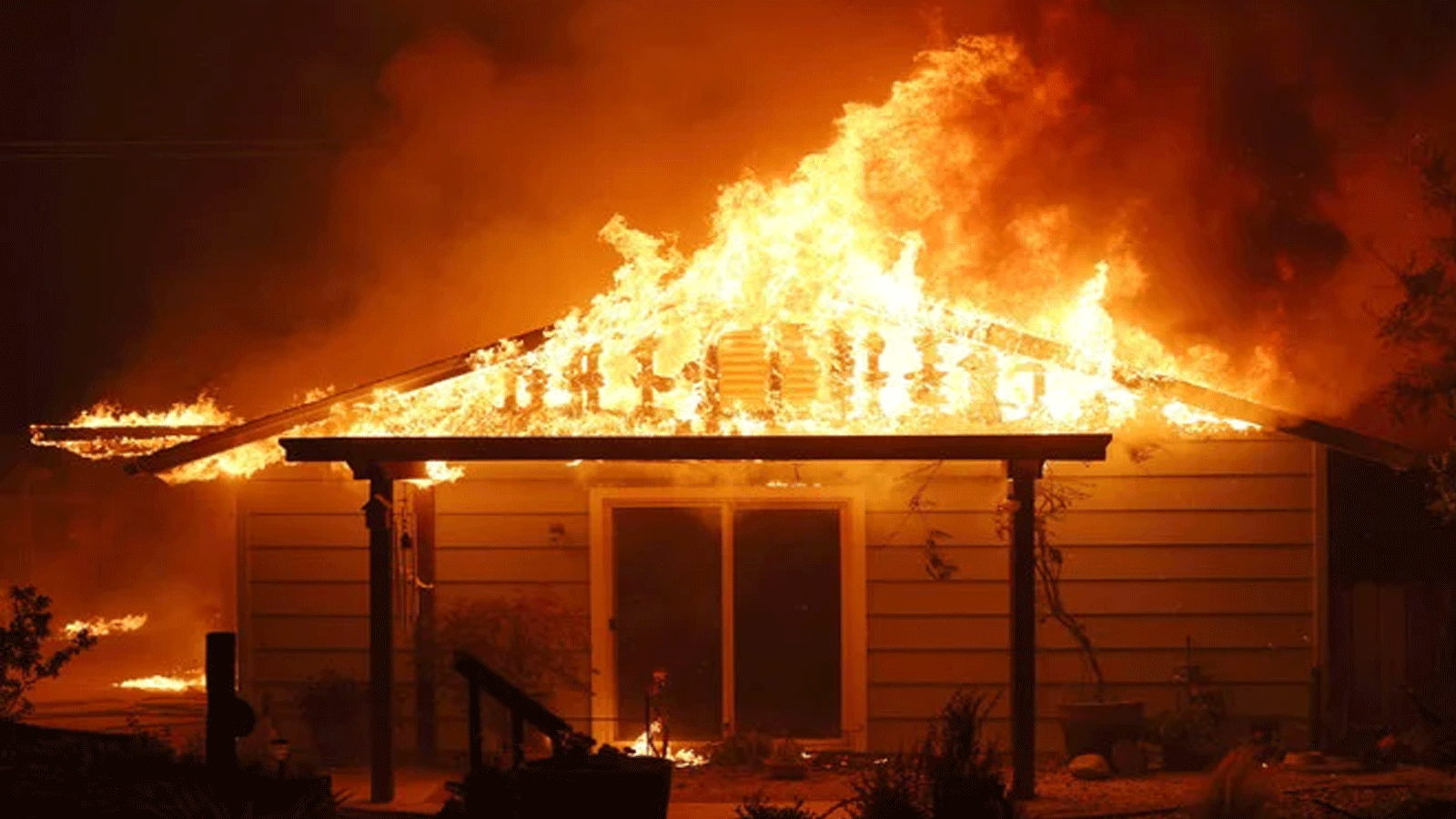 لقطة لمنزل يحترق بتاريخ 23 تموز\يوليو 2022 بالقرب من ماريبوسا، كاليفورنيا.