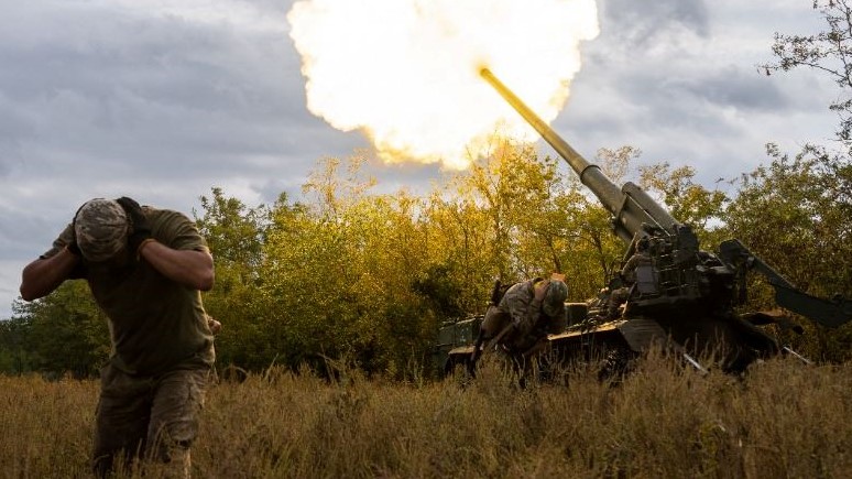 جنديان أوكرانيان يطلقان مدفعًا على خط المواجهة الجنوبي لأوكرانيا في 15 سبتمبر 2022