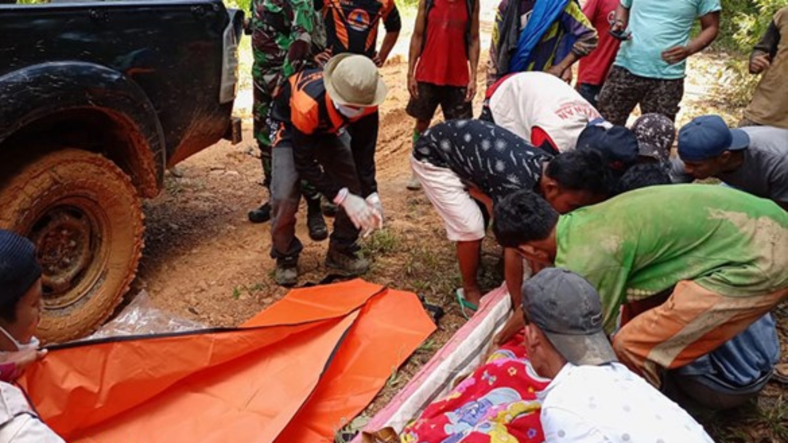 عمال الإنقاذ ينتشلون الجثث بعد انهيار أرضي في منجم ذهب في مقاطعة سومطرة الغربية حيث قتل سبعة أشخاص على الأقل.