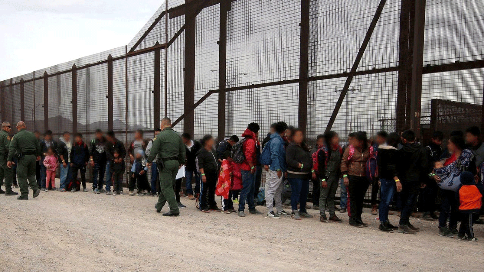 صورة للمهاجرين عممتها إدارة الجمارك وحماية الحدود الأميركية على تويتر