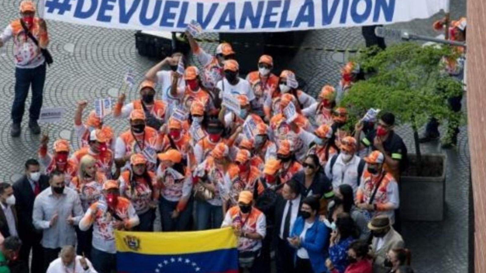 تظاهرة لعاملين في شركة الطيران الفنزويلية كونفياسا أمام سفارة الأرجنتين في كراكاس في 11 أغسطس 2022