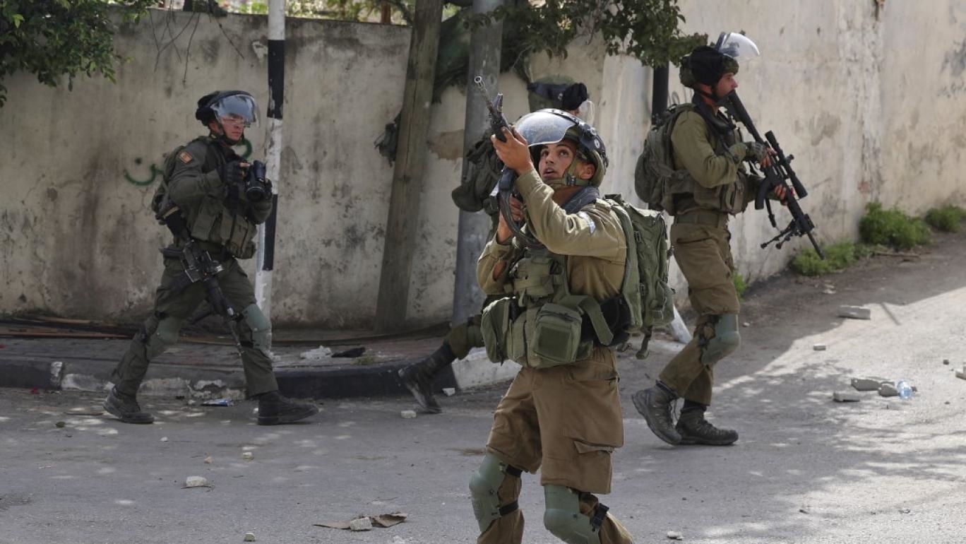 الجيش الإسرائيلي ينفذ مداهمات عسكرية بالضفة الغربية