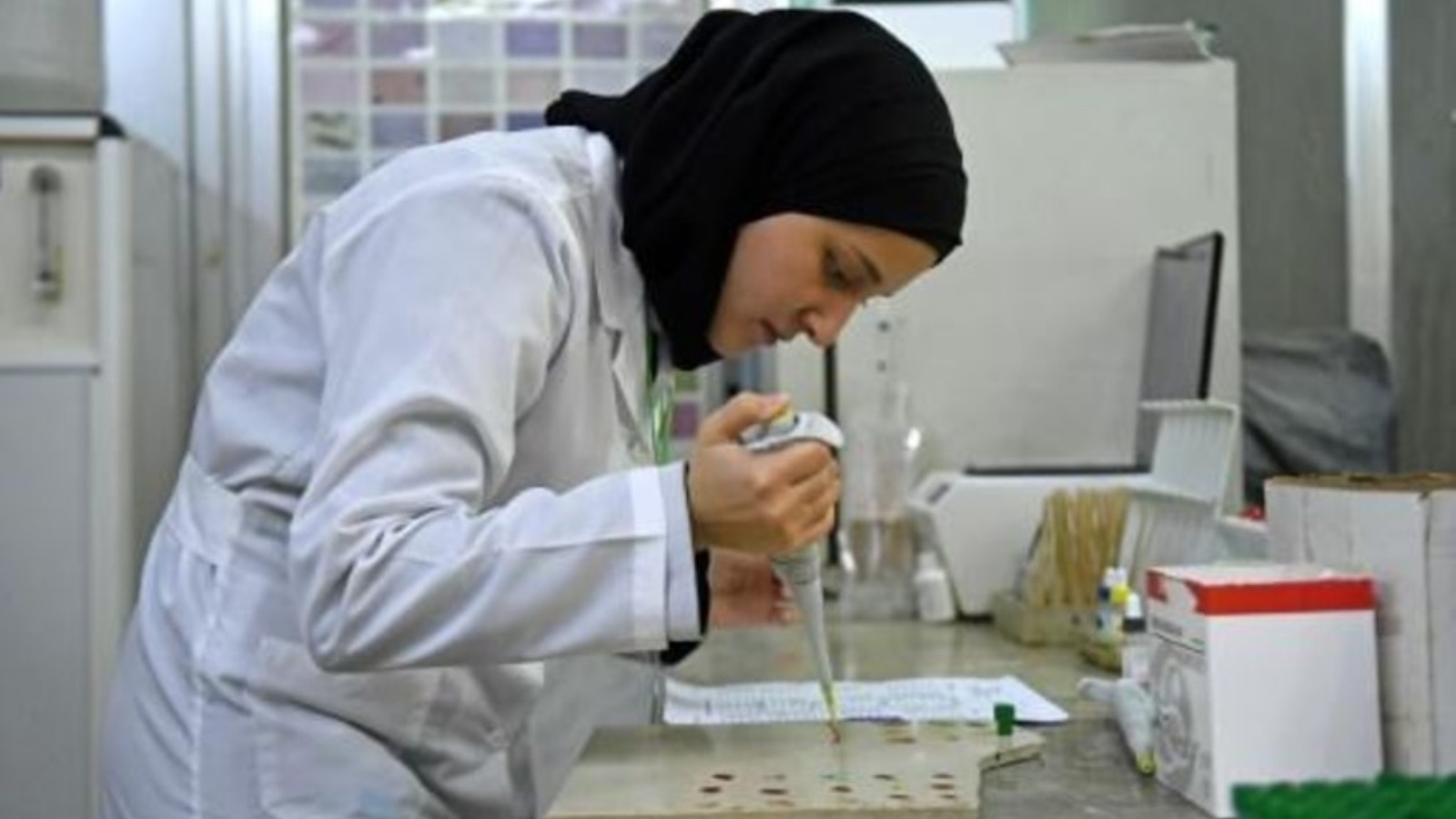أخصائية مخبرية تعمل على عينات لاختبار الكشف عن الكوليرا داخل مستشفى في 11 سبتمبر 2022 في مدينة حلب في شمال سوريا التي تشهد انتشاراً للمرض للمرة الأولى منذ عام 2009 