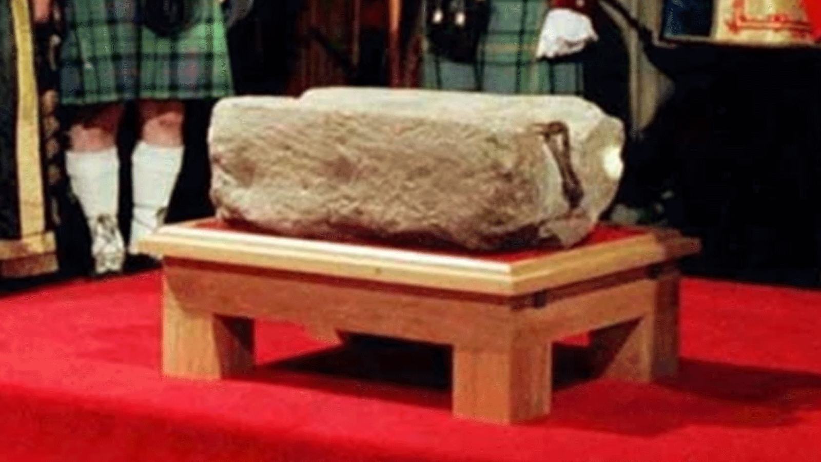 حجر القدر رمز الملوك الاسكتلنديين في قلعة ادنبرة 