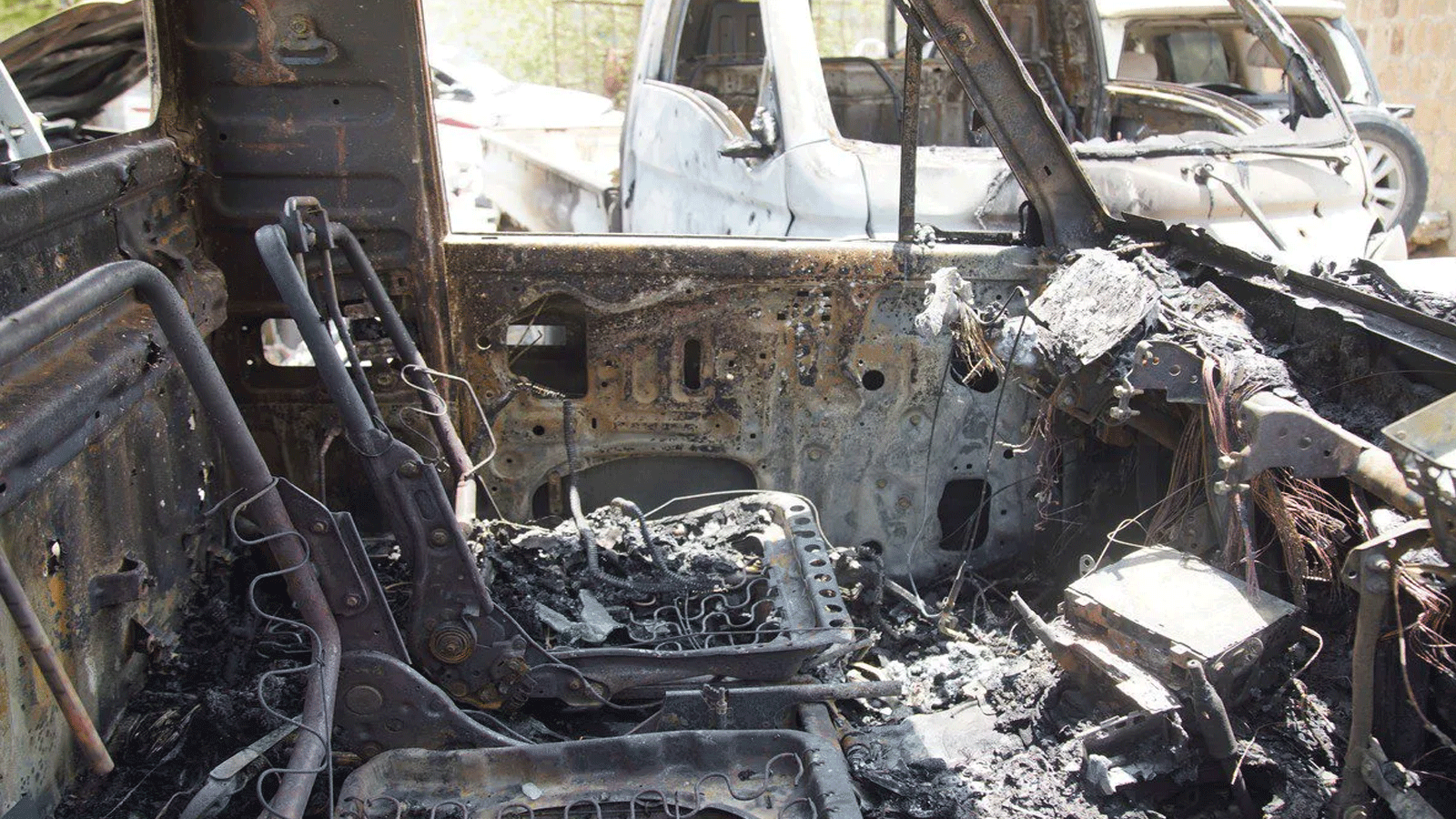 لقطة أرشيفية لسيارات متضررة بعد هجوم 4 أيار\مايو 2022