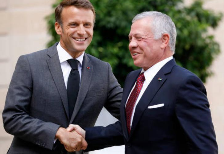 ماكرون مستقبلا العاهل الأردني أمام الأليزية - تصوير يوسف العلان