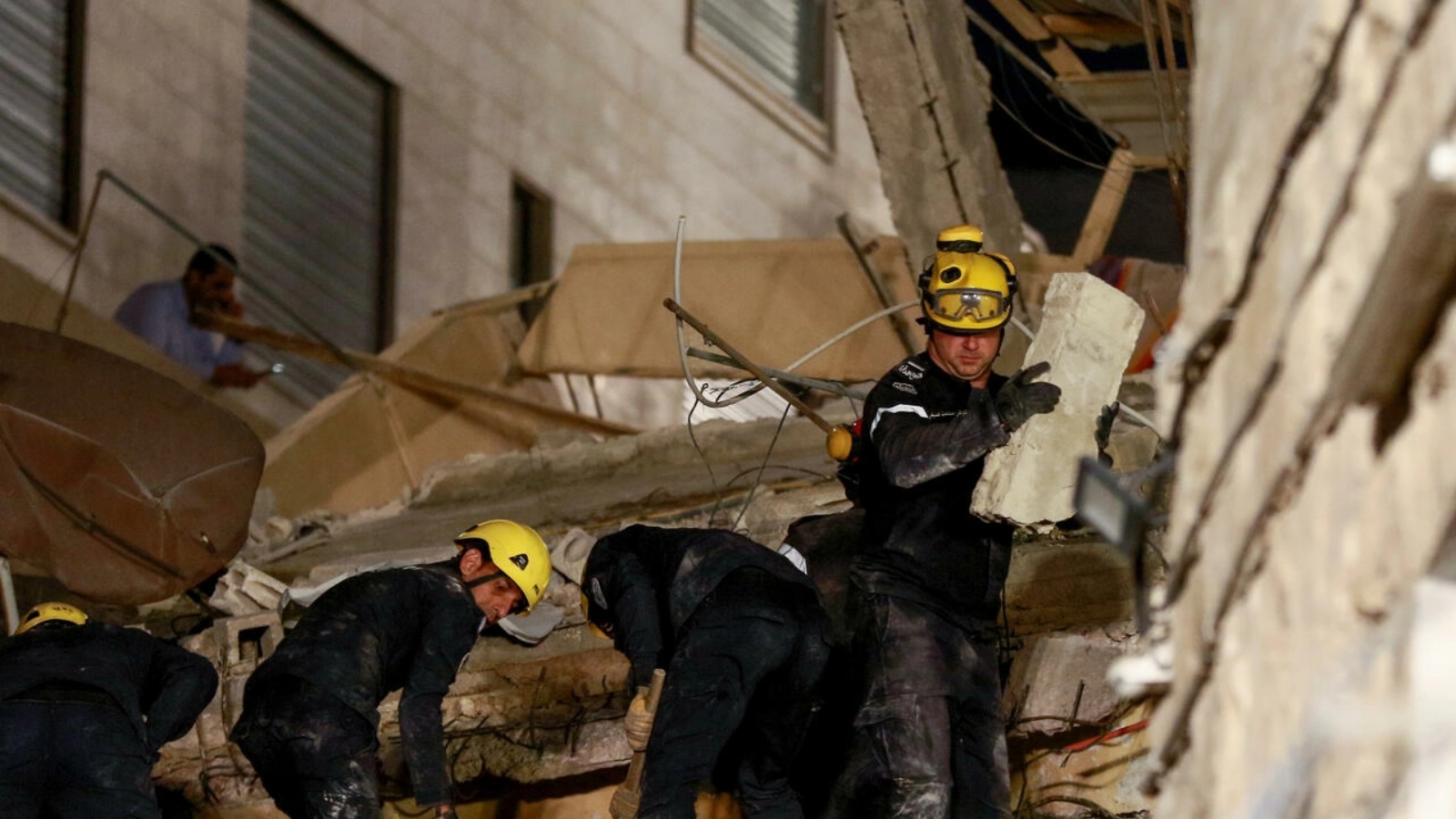 فرق الإغاثة تنتشل جثتين بعد انهيار مبنى سكني في العاصمة الأردنةي عمان في 13 سبتمبر 2022