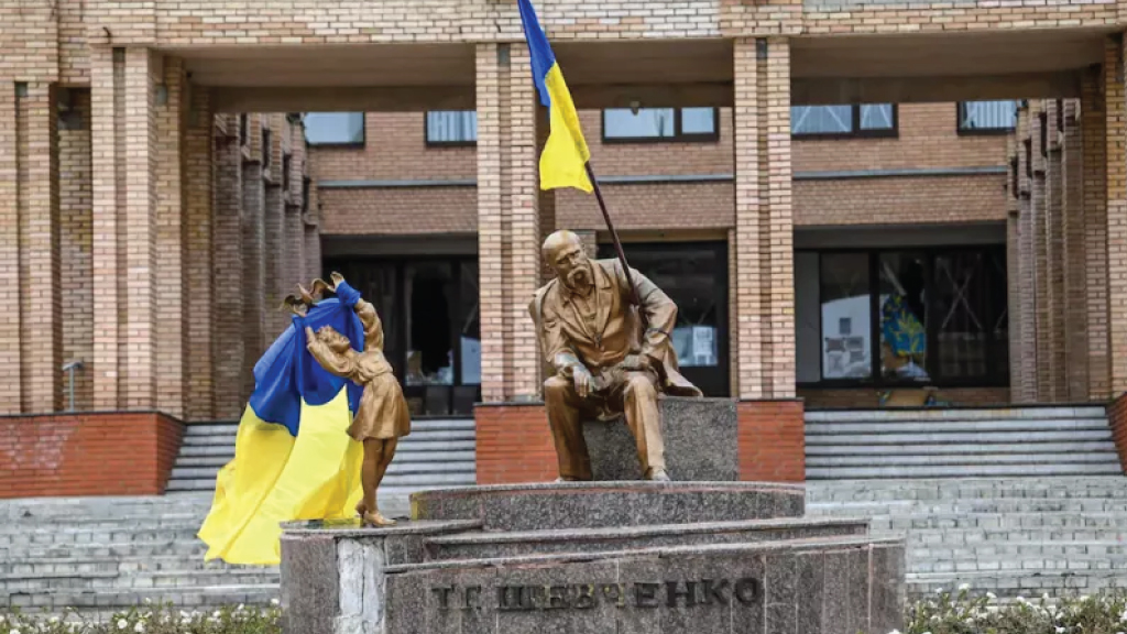 عاد العلم الأوكراني إلى خاركيف، وهنا يشاهد على تمثالين في ميدان في بالاكليا، بمنطقة خاركيف، في 10 سبتمبر 2022، بعد استعادة الجيش الأوكراني المنطقة من الروس