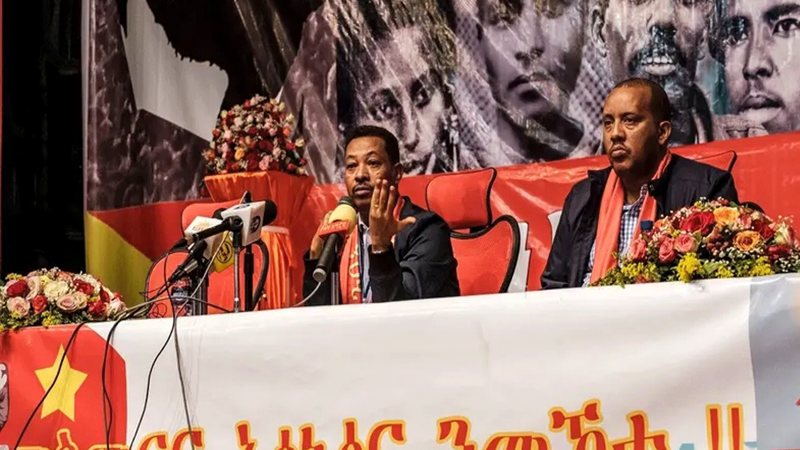 عالم جبري وحيد (يسار) وغيتاتشو رضا (يمين) يخاطبان الجمهور خلال المؤتمر العام الطارئ الأول لجبهة تحرير شعب تيغراي (TPLF) في ميكيلي، إثيوبيا.