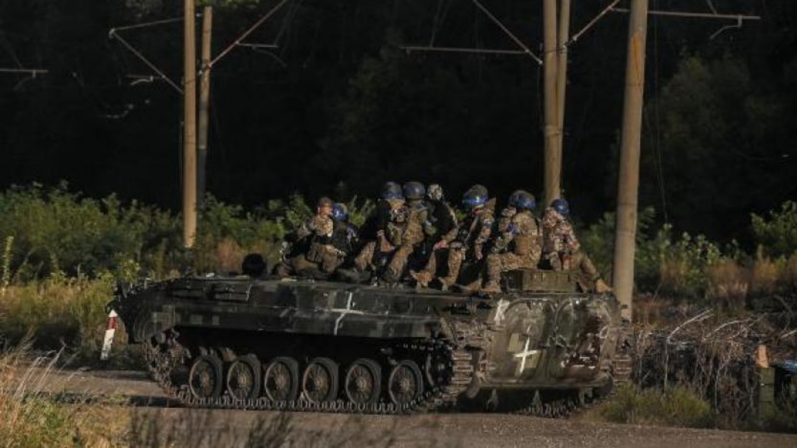 أفراد من الجيش الأوكراني فوق دبابة في خاركيف 