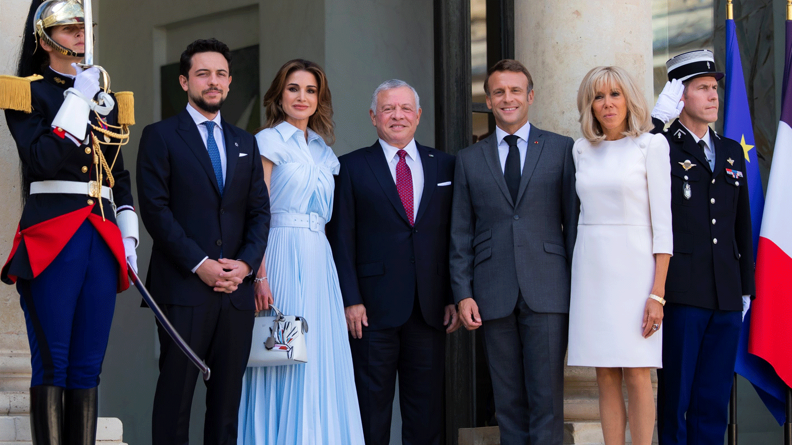 الرئيس الفرنسي إيمانويل ماكرون وزوجته يستقبلان العاهل الأردني وزوجته ونجله في قصر الإليزيه(تويتر)