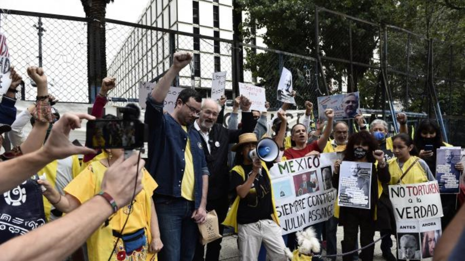 والد وشقيق أسانج يشاركان في الاحتجاج أمام السفارة الأميركية بالعاصمة المكسيكية