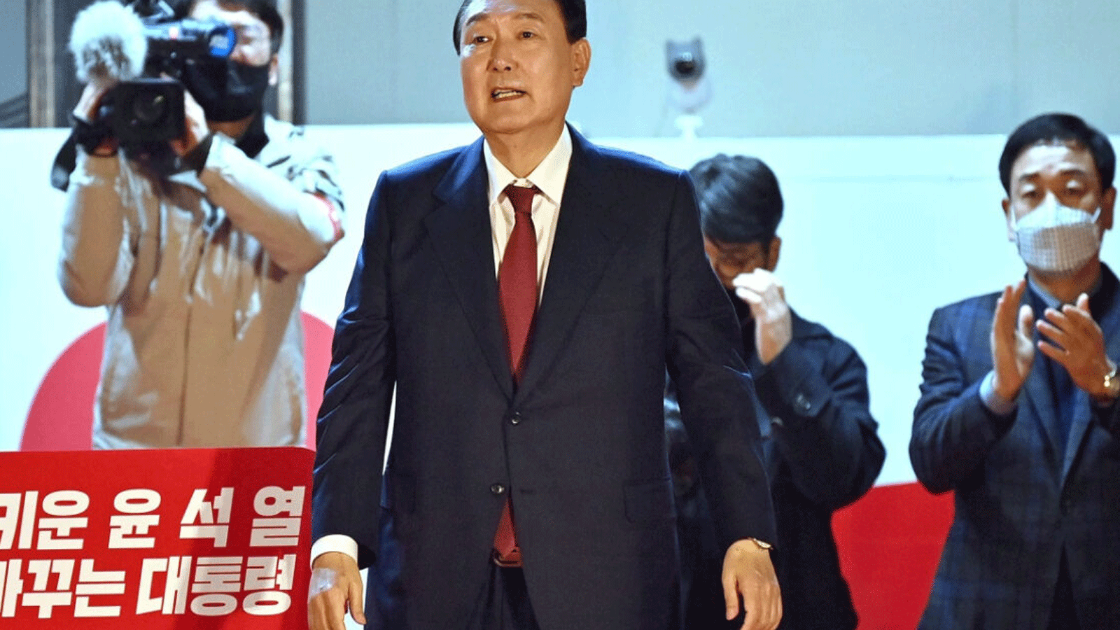 رئيس كوريا الجنوبية الجديد، يون سوك يول، خارج المقر الرئيسي لحزب سلطة الشعب في سيول