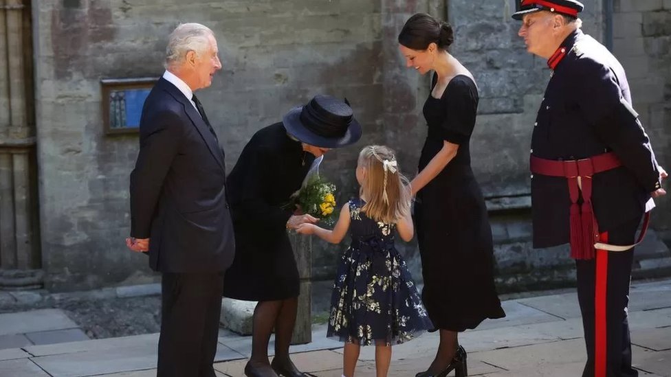 Reuters منحت فتاة الملك والملكة القرينة باقة زهور وهما يغادران كاتدرائية لانداف