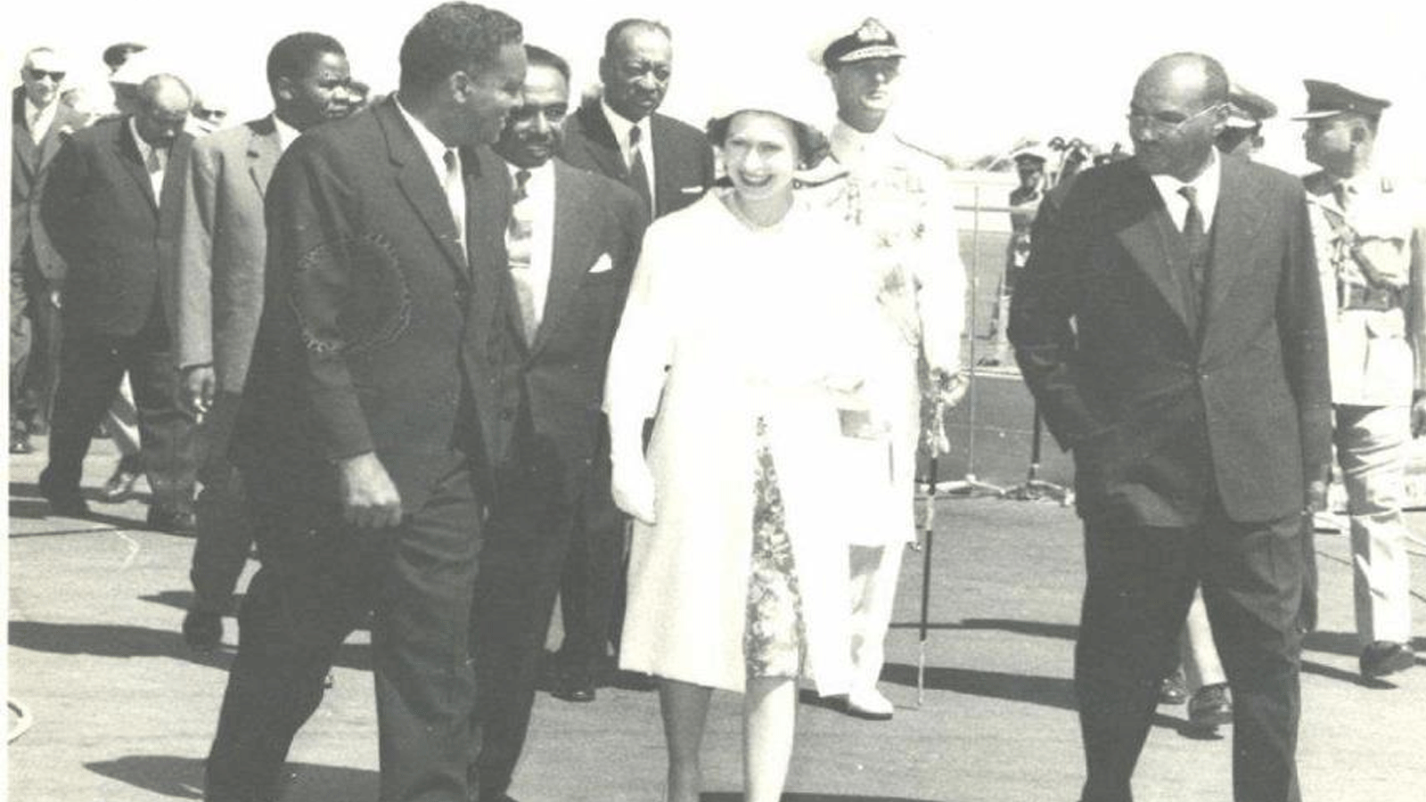 الملكة إليزابيث الثانية تزور الخرطوم والأبيض ويستضيفها رئيس الوزراء آنذاك تيجاني الماحي(فيسبوك)