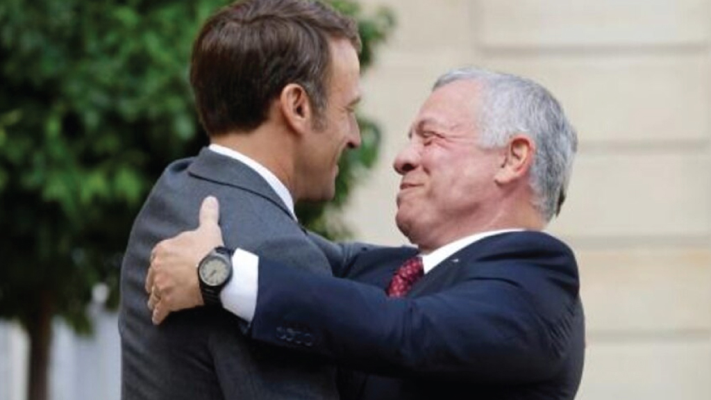 الرئيس الفرنسي ايمانويل ماكرون يستقبل العاله الاردني الملك عبد الله الثاني في قصر الاليزيه في باريس في 14 ايلول/سبتمبر 2022