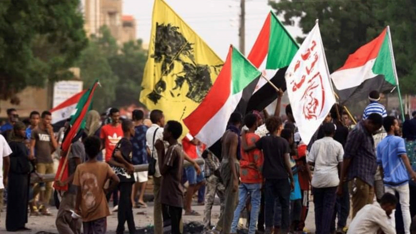 لقطة أرشيفية من تظاهرات السودانيين المطالبين بحكم مدني للبلاد