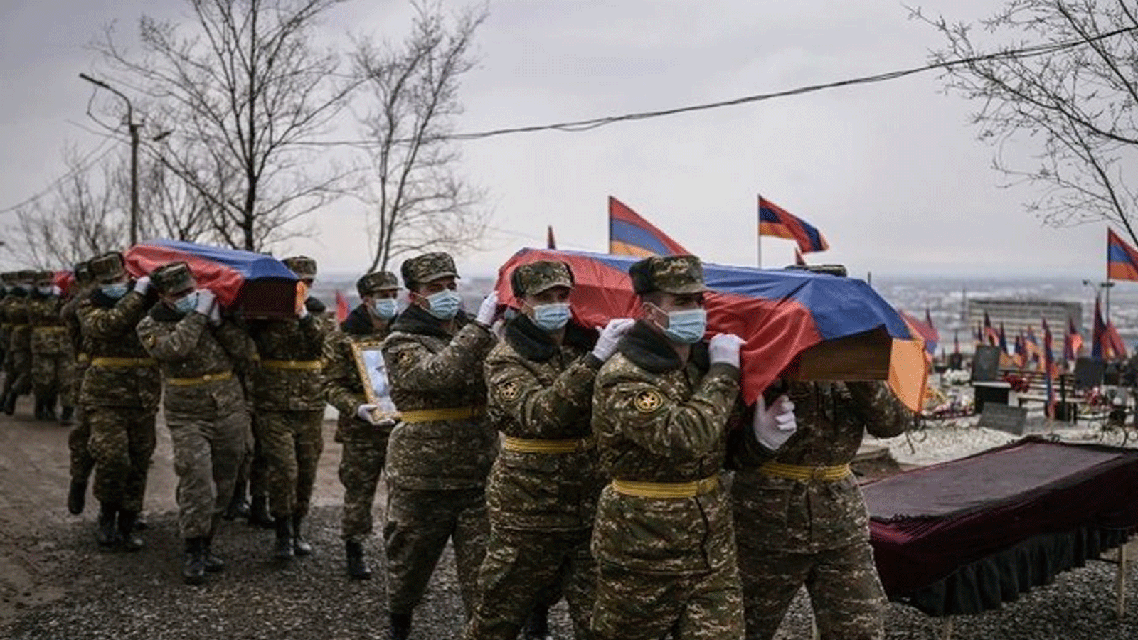 جنود يحملون النعوش خلال الجنازات في مقبرة عسكرية في يريفان في 2 آذار\مارس 2021 ، لمقاتلين سقطوا خلال الحرب في ناغورنو كاراباخ.
