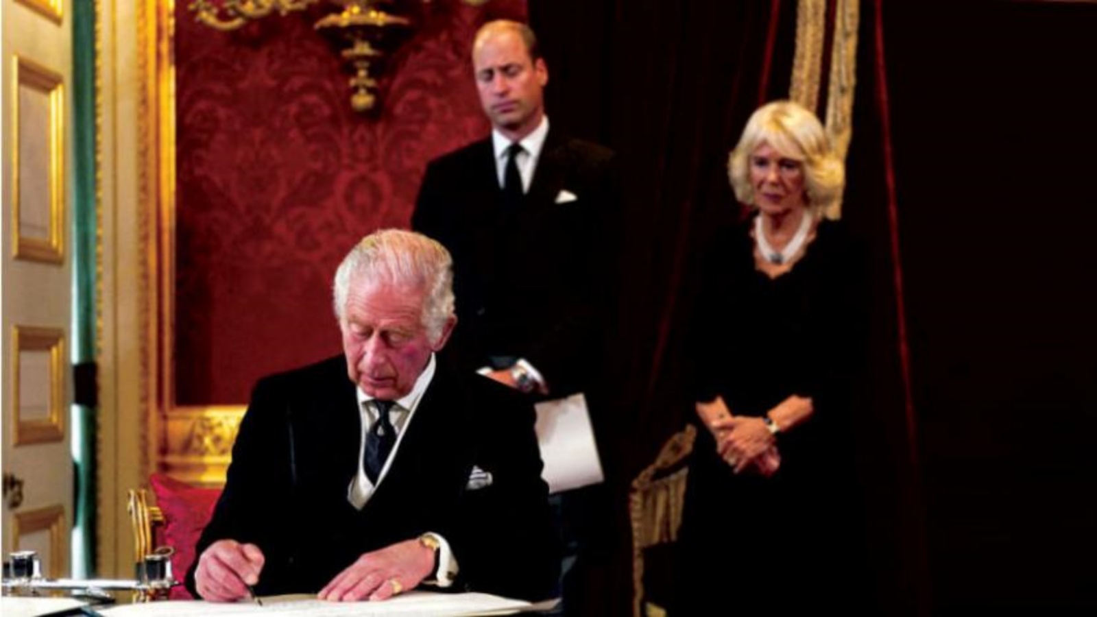 الملك تشارلز وزوجته كاميلا ونجله الأمير ويليام خلال مراسم التنصيب في لندن 10 سبتمبر 2022
