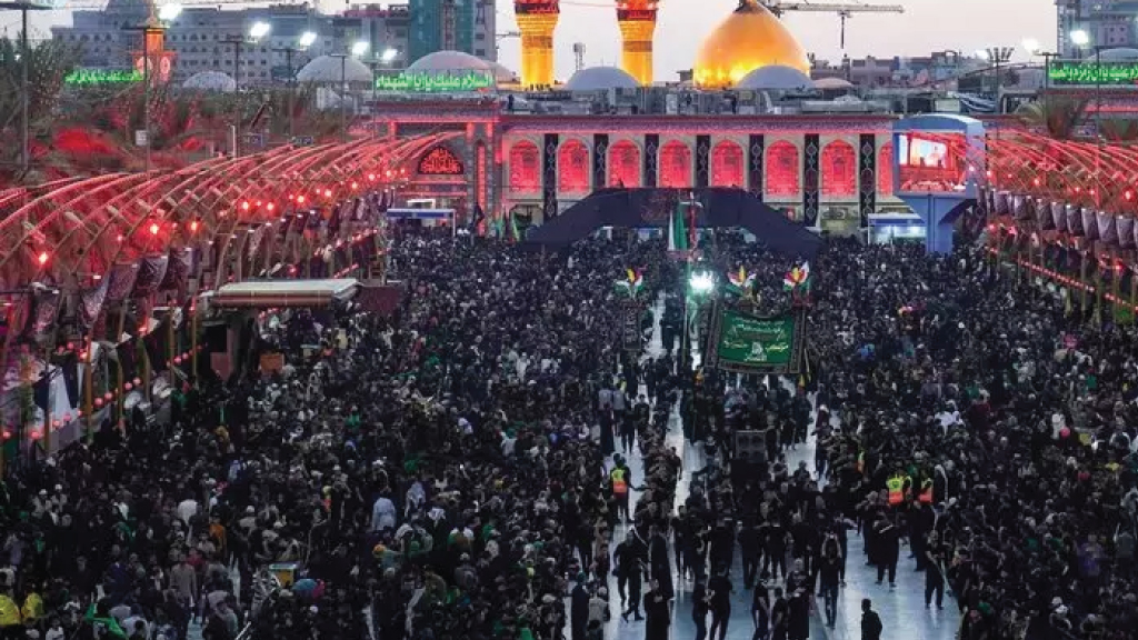 الزوار الشيعة يجتمعون في مرقد الإمام العباس في كربلاء في 25 سبتمبر 2022، قبيل أربعينية الحسين