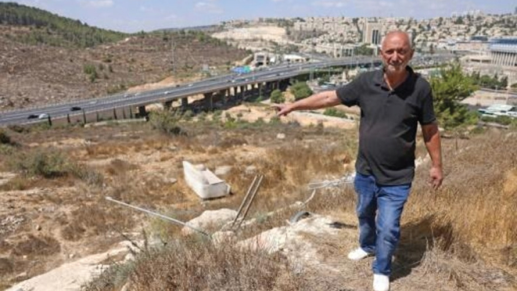 الفلسطيني فريد سلمان (66 عاما) من قرية بيت صفافا ذات الغالبية الفلسطينية يشير إلى قطعة الأرض التي من المقرر بناء مستوطنة جفعات شاكيد الإسرائيلية عليها والواقعة بين قرية بيت صفافا والقدس الغربية في السابع من أيلول/سبتمبر 2022