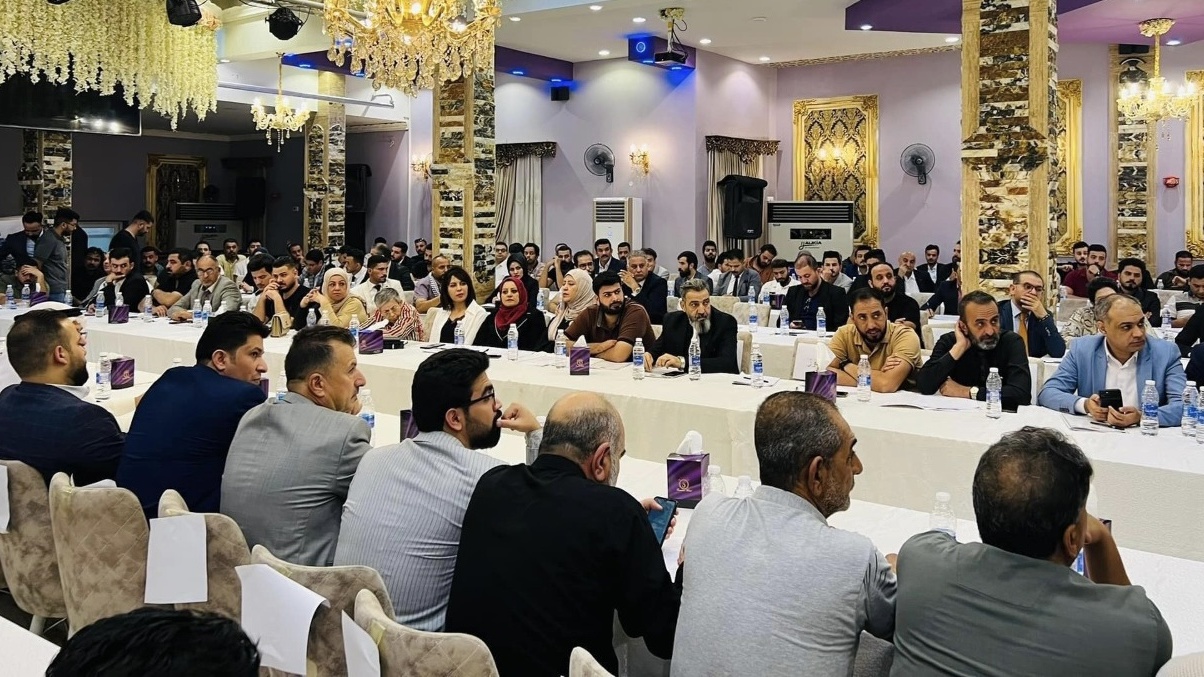 ممثلو قوى الاحتجاج والتغيير في العراق خلال اجتماعهم الجمعة 23 سبتمبر 2022 في مدينة الناصرية الجنوبية