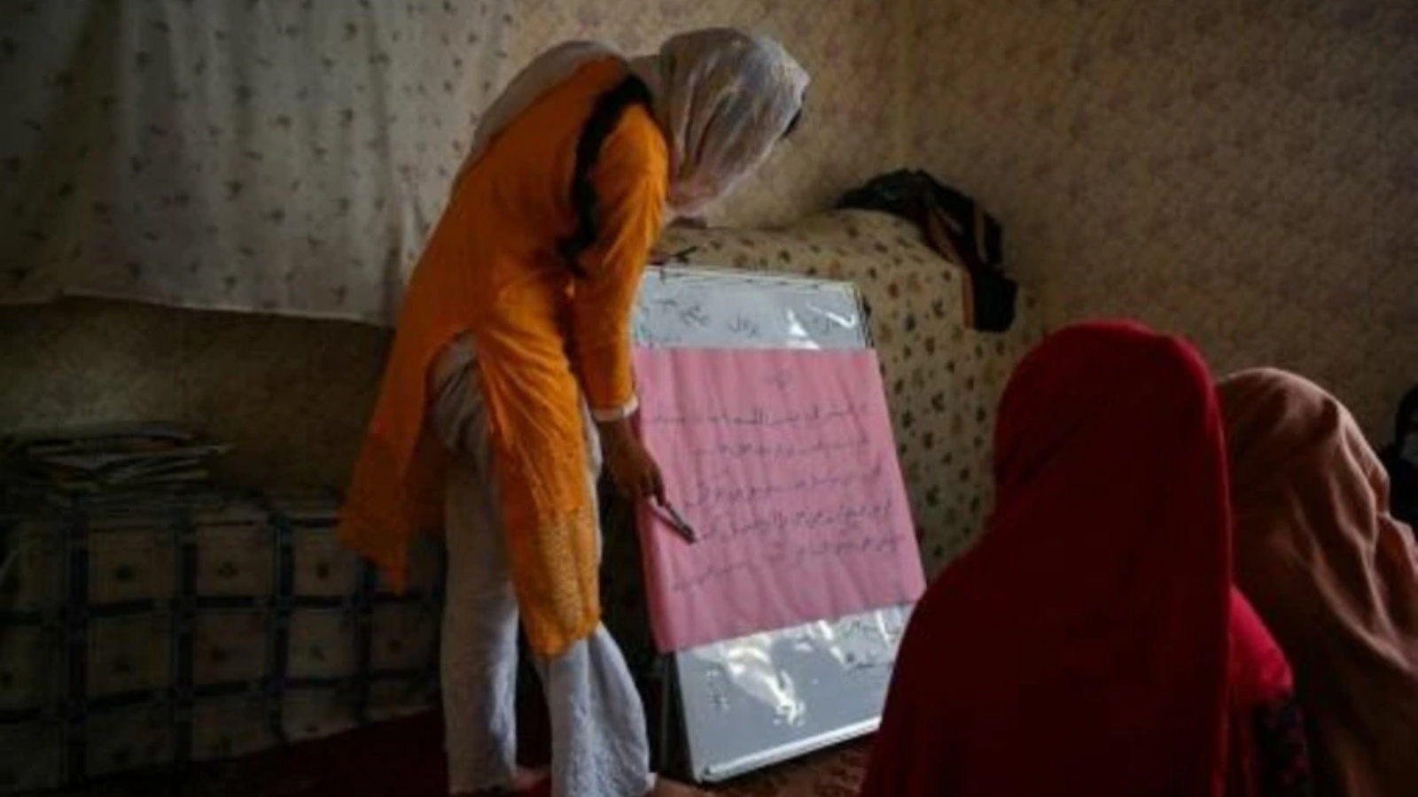 فتيات يتابعن دروساً في مدرسة سرية لم يُكشف عن مكانها في أفغانستان في 24 يوليو 2022