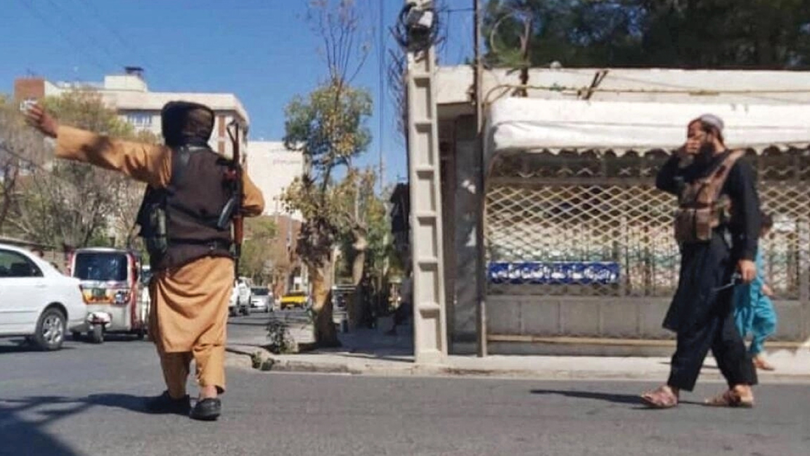 عناصر من طالبان توقف حركة السير بعد تفجير مسجد في هرات بغرب أفغانستان. 02 أيلول/سبتبمر 2022
