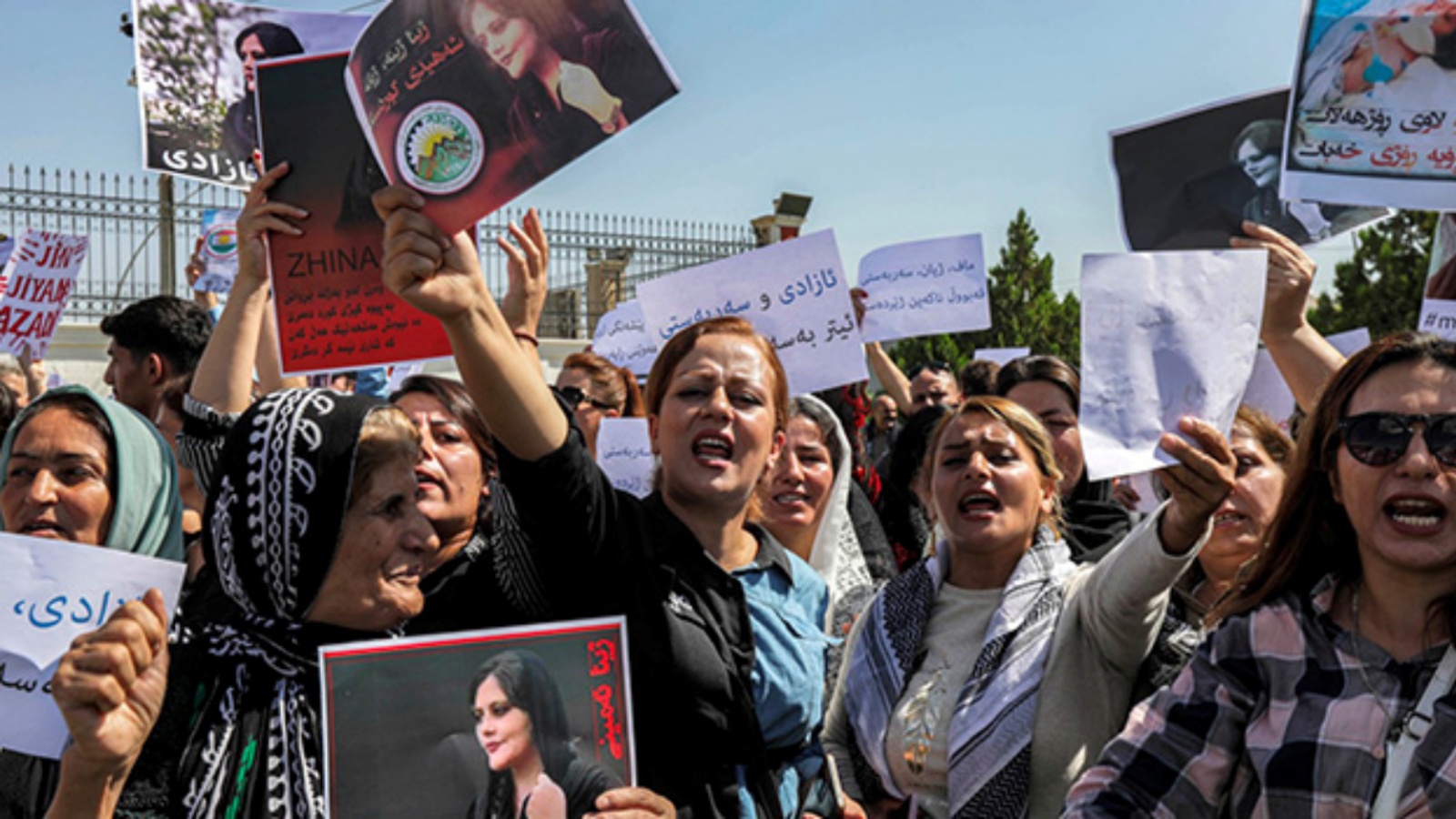 نساء إيرانيات يهتفن بشعارات ويحملن لافتات وصور مهسا أميني 