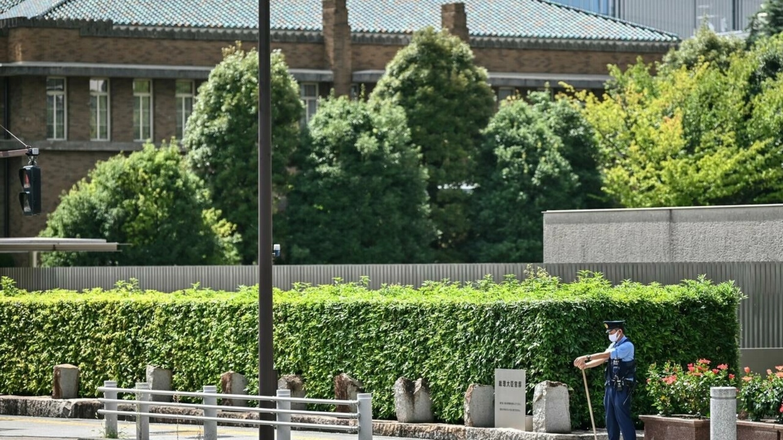 شرطي يقوم بدورية على طريق يؤدي إلى مقر إقامة ومكتب رئيس الوزراء الياباني العام الماضي