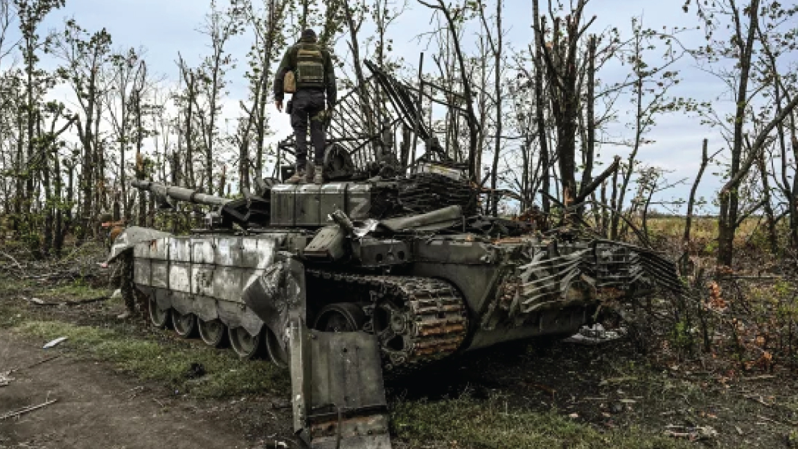 جندي أوكراني يقف فوق دبابة روسية مهجورة بالقرب من قرية على مشارف إيزيوم في 11 سبتمبر 2022