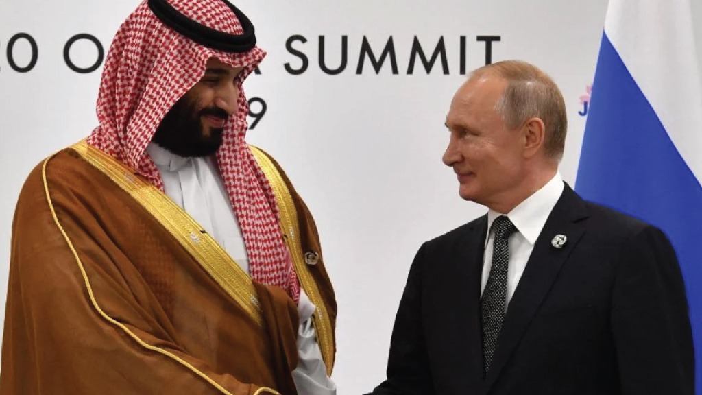 الرئيس الروسي فلاديمير بوتين (يمين) يصافح ولي عهد السعودي محمد بن سلمان خلال اجتماع على هامش قمة مجموعة العشرين في أوساكا في 29 يونيو 2019