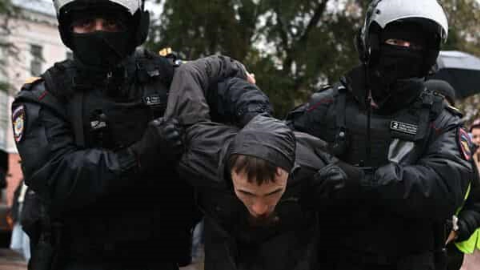ضباط شرطة يحتجزون رجلاً في موسكو في 24 سبتمبر 2022