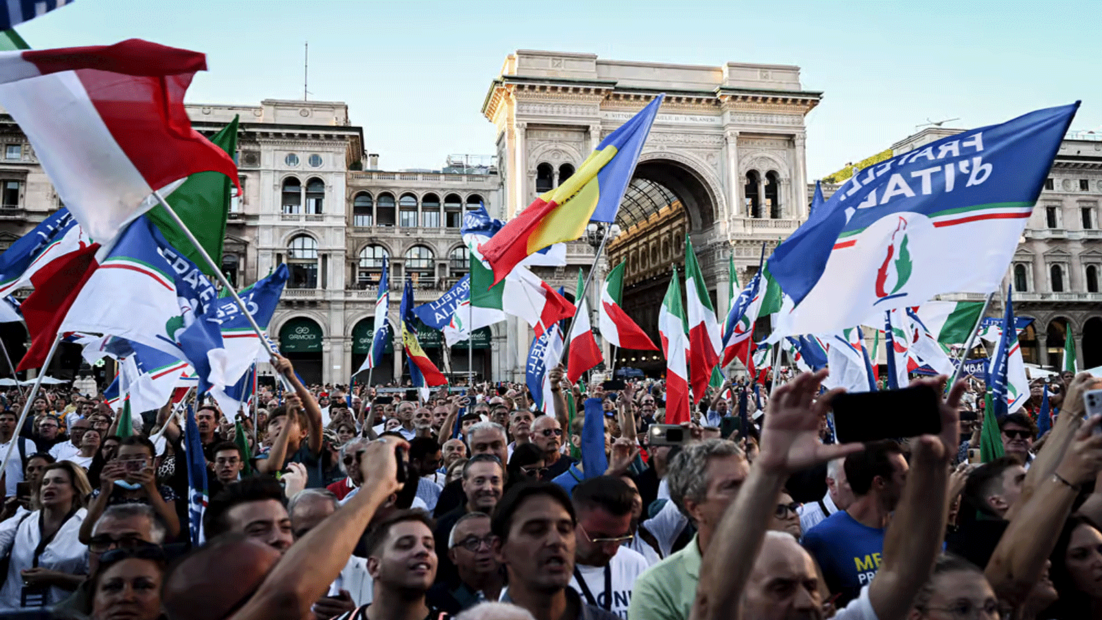 أنصار إخوان إيطاليا يهتفون في مسيرة بقيادة جيورجيا ميلوني كجزء من الحملة للانتخابات المقبلة