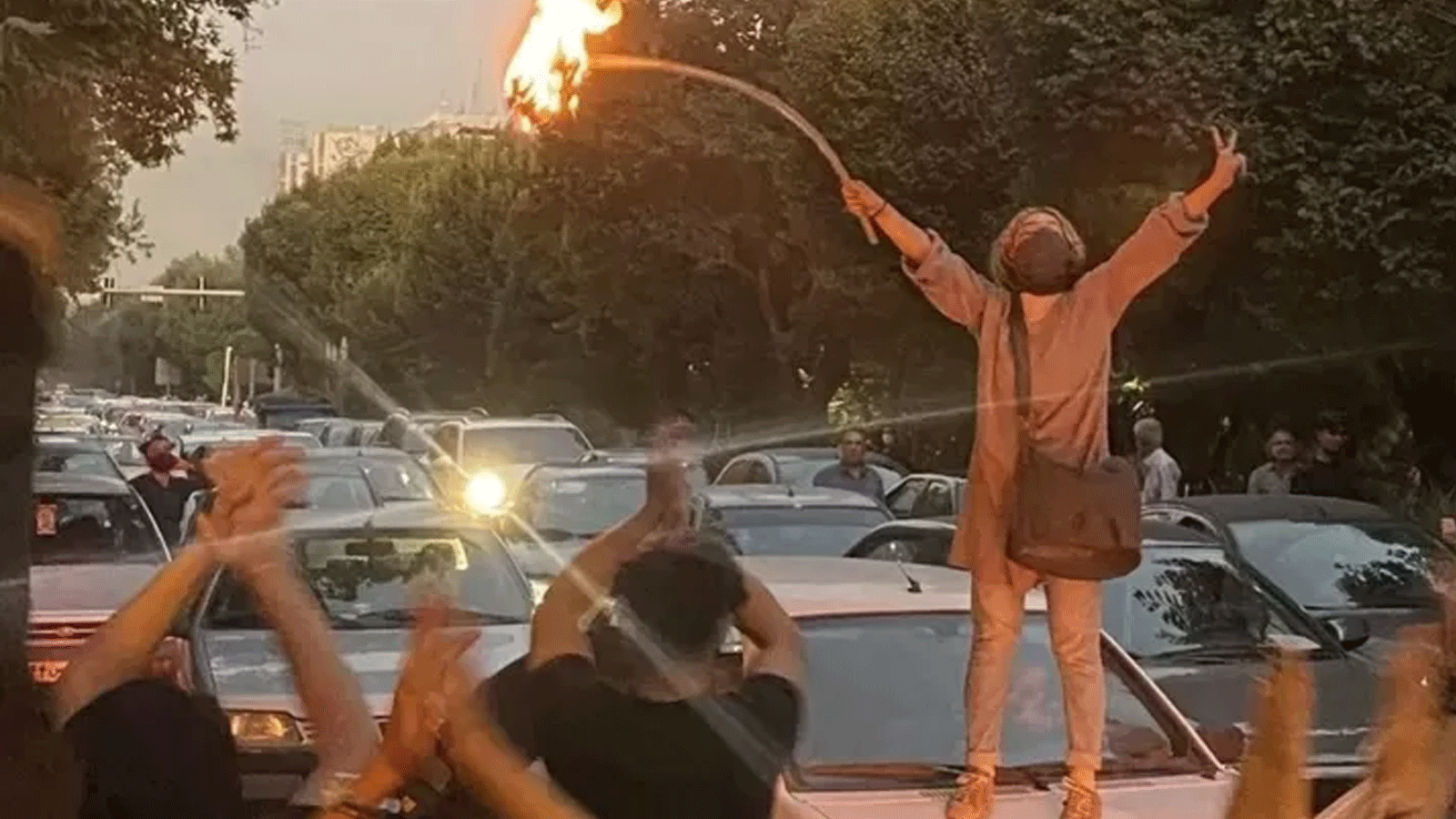 صورة من تويتر لمحتجات ايرانيات يشعلن النار احتجاجا 